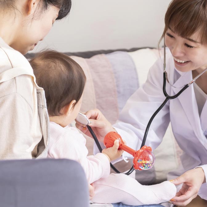 赤ちゃんを診る医師